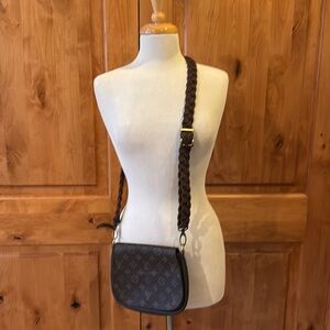 Vintage boho crossbody purse. Brand new with bag cover.